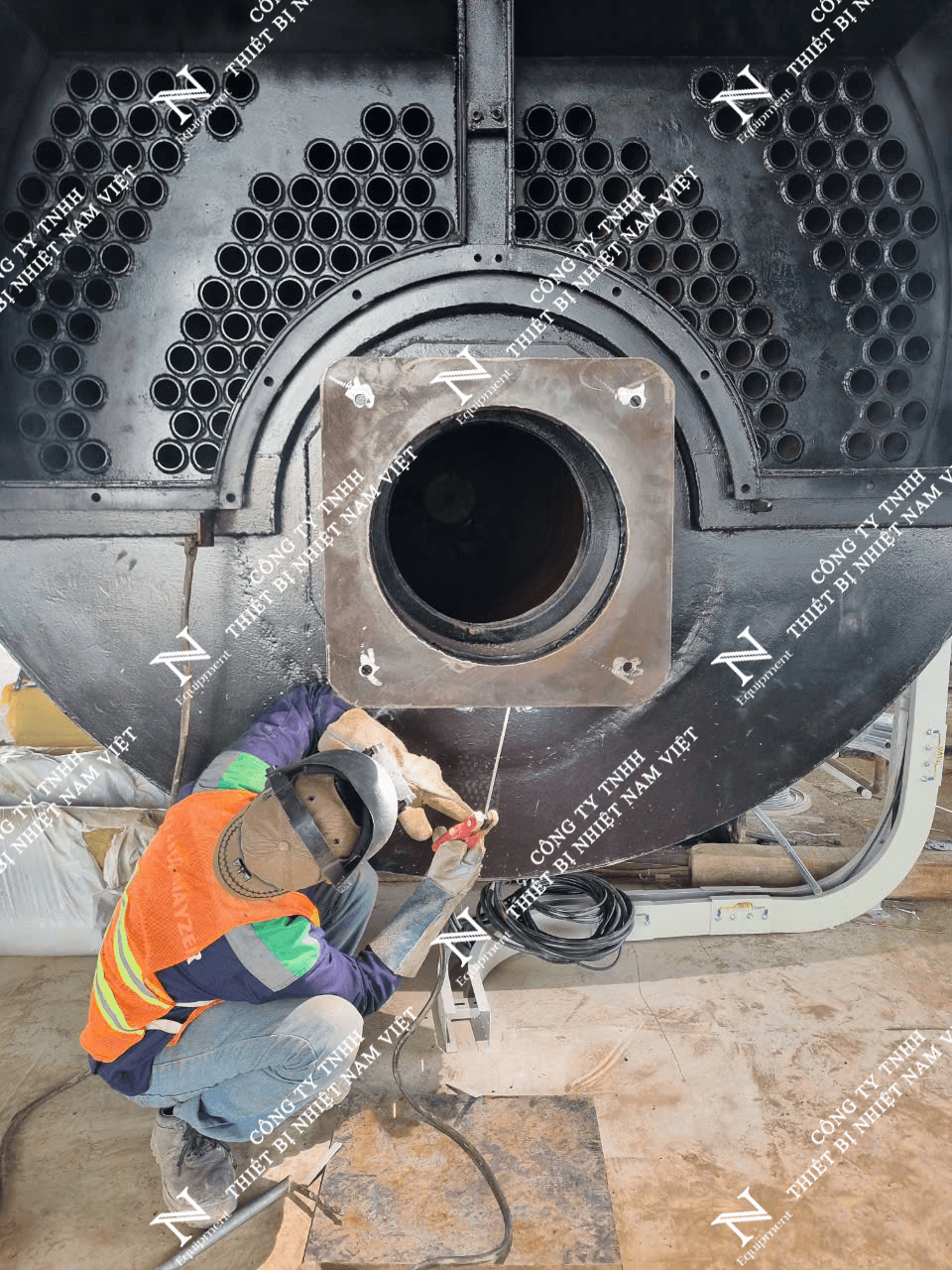 Đội ngũ kỹ thuật viên thực hiện lắp đặt hệ thống đầu đốt dầu DO.png